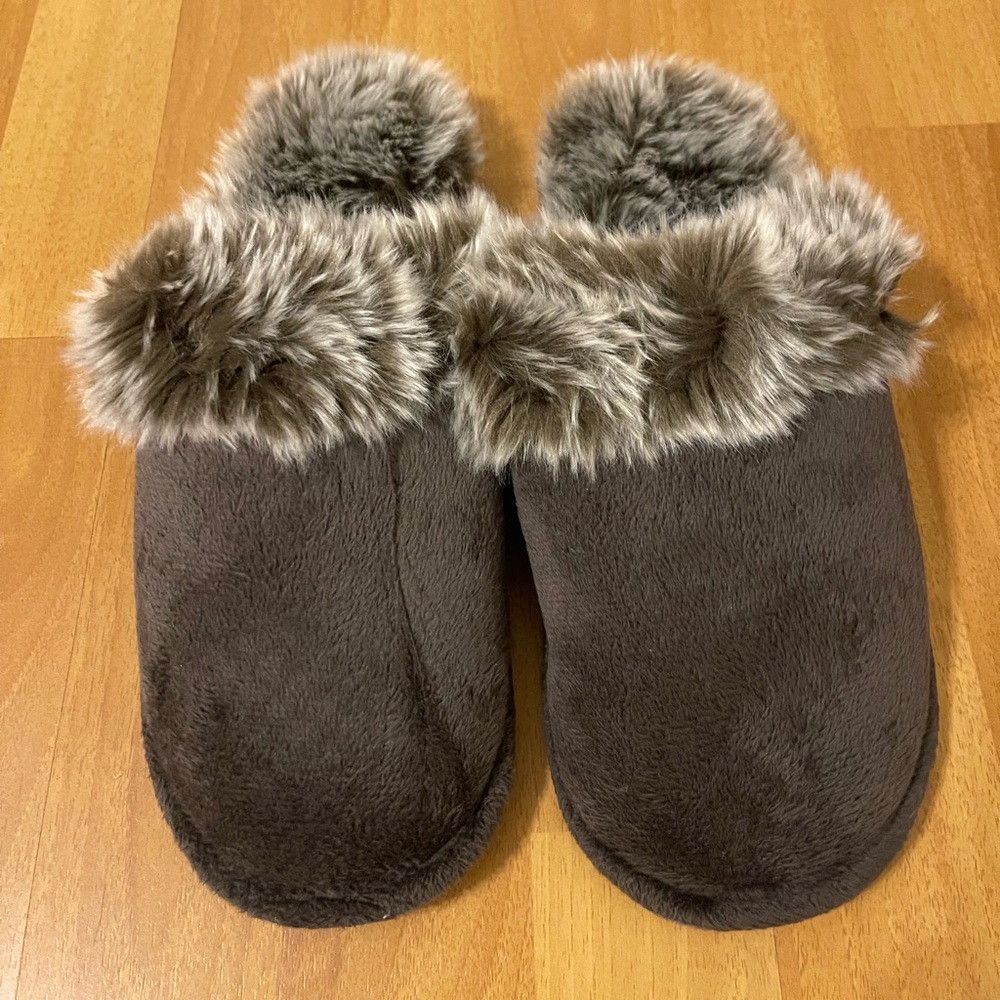 Hudson Park Collection fuzzy indoor slippers women’s size 7/8